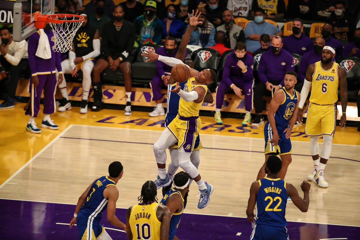 Warriors stun Lakers in season opener